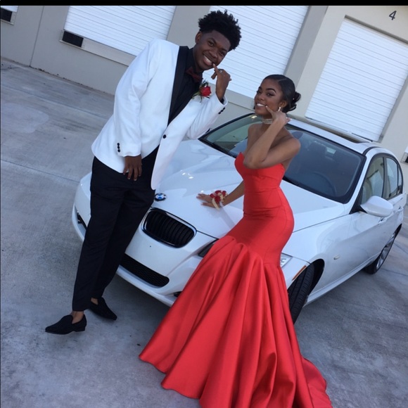 BEAUTIFUL RED PROM DRESS FOR SALE! DM your offers - Picture 1 of 2